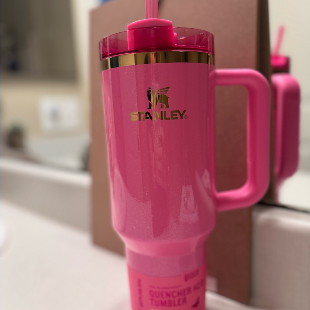 NIB: Stanley x Wicked Collab •Glinda: the hot pink with sparkles 40 ounce - Picture 5 of 6